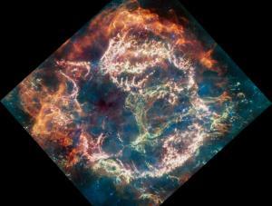 La nueva imagen de Cassiopeia A (Cas A) obtenida por el telescopio Webb permite revelar todos sus detalles.