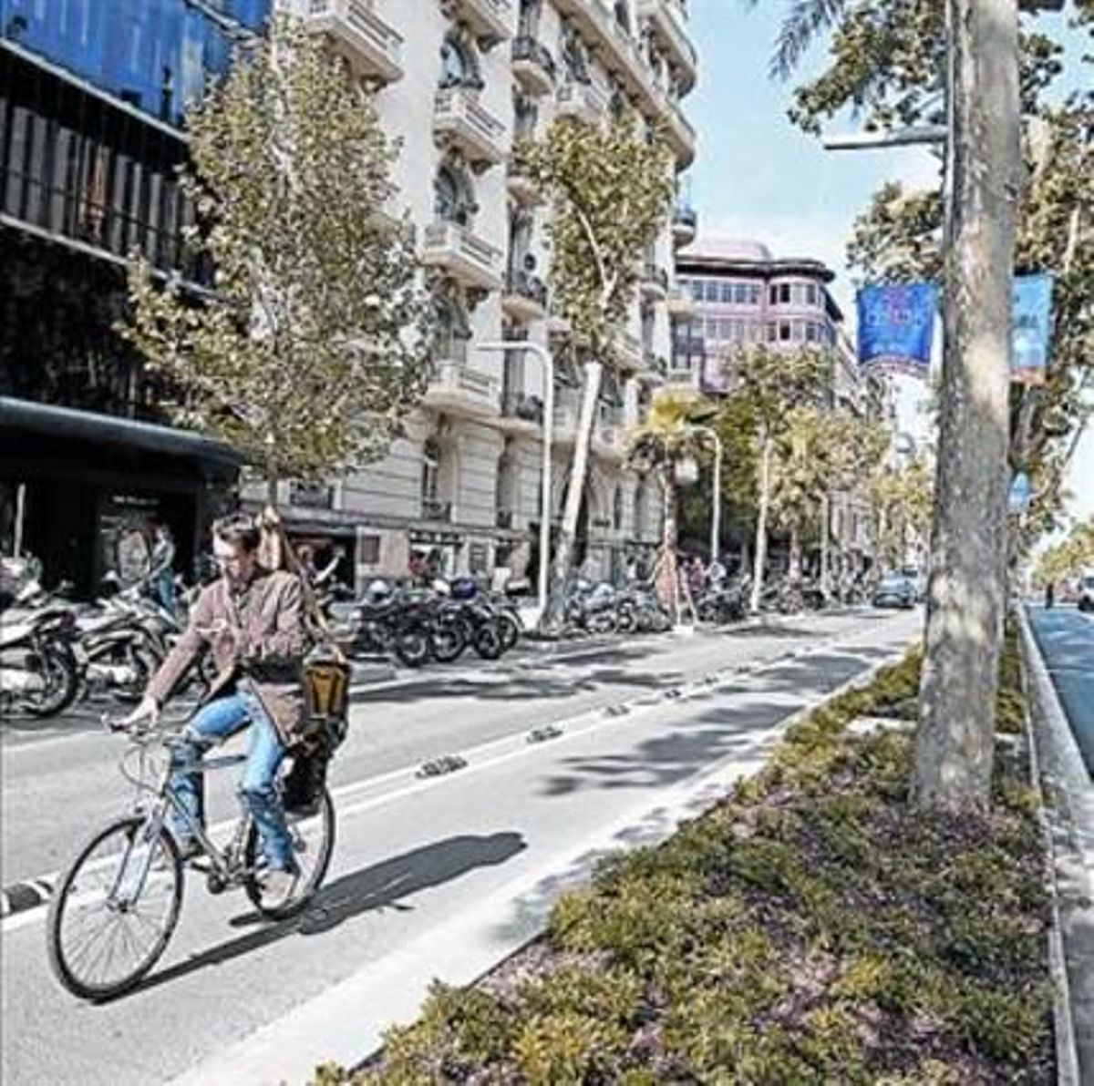 LA DIAGONAL Tramo reformado de la avenida, ayer. LA DIAGONAL Tramo reformado de la avenida, ayer.
