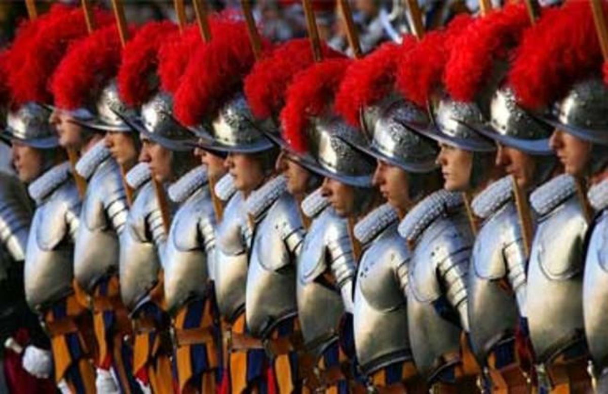 Los miembros de la guardia suiza son ciudadanos del Estado Vaticano. Los miembros de la guardia suiza son ciudadanos del Estado Vaticano.