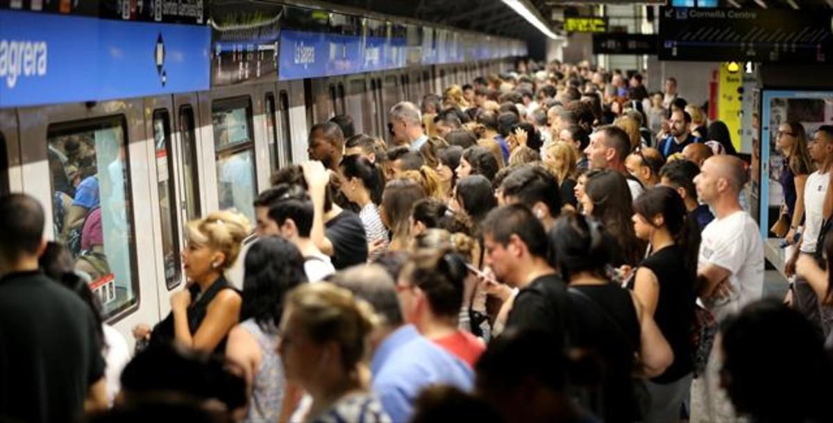 Aglomeración de viajeros en la estación de la Sagrera durante una jornada de huelga del metro.