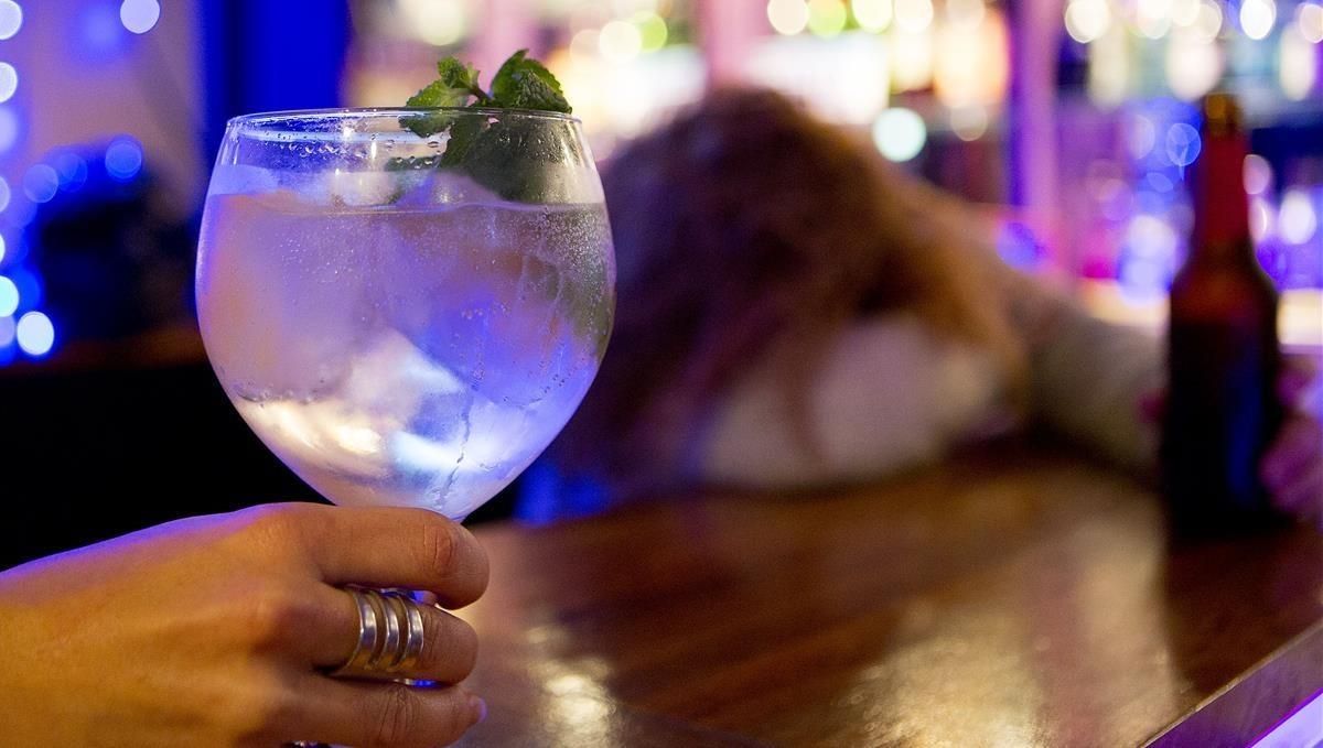 Una copa de alcohol en un bar. Una copa de alcohol en un bar.