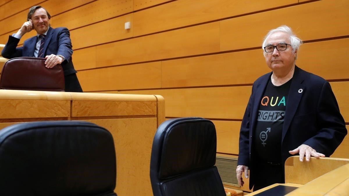 Crítiques i elogis del 'look' informal de Manuel Castells al Senat