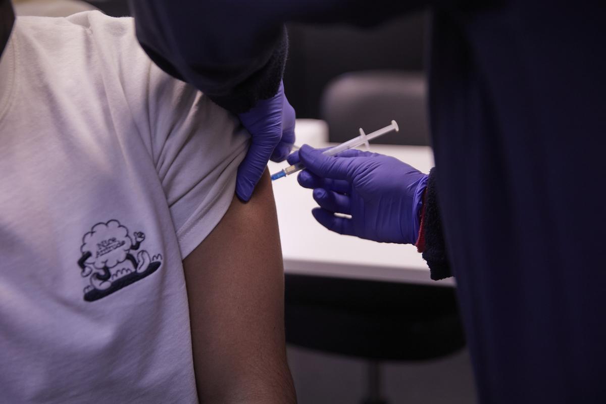 El 73% dels casos d’efectes adversos de la vacuna covid els van patir dones