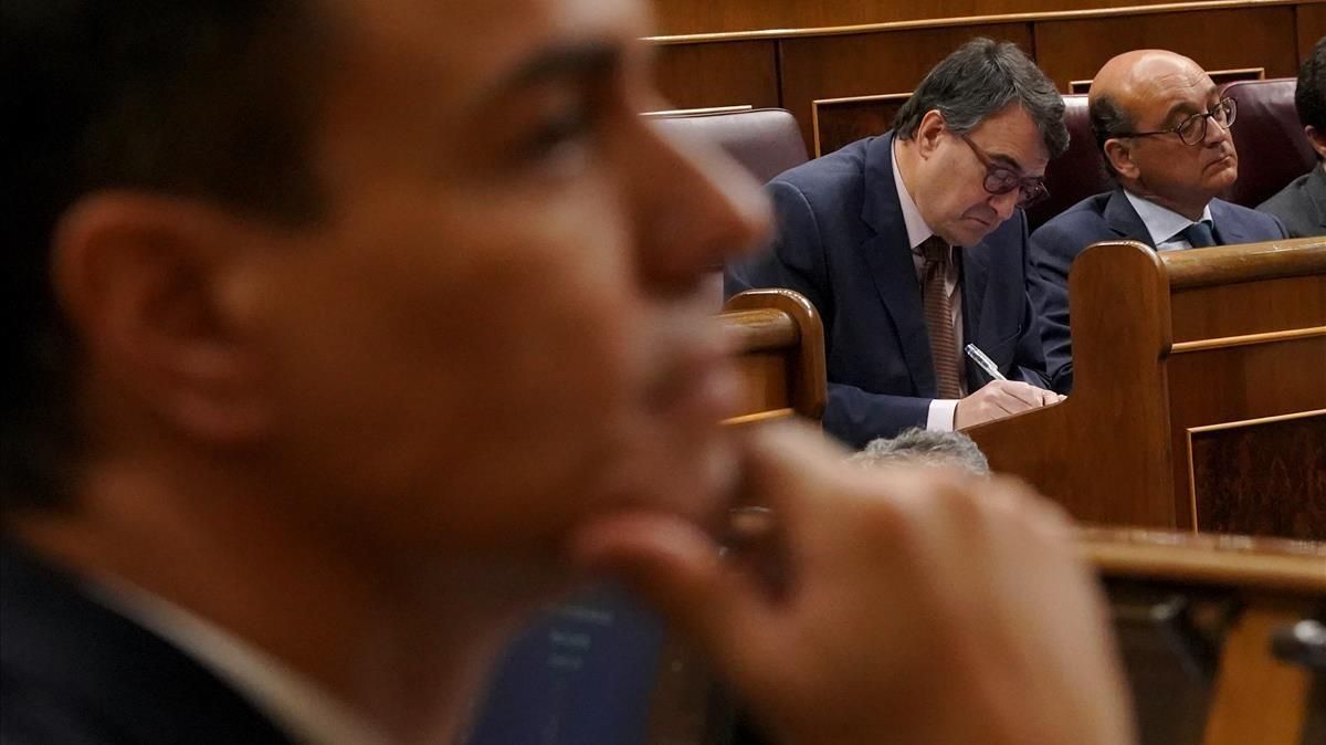 Pedro Sánchez en primer plano y detrás Aitor Esteban, del PNV. Pedro Sánchez en primer plano y detrás Aitor Esteban, del PNV.