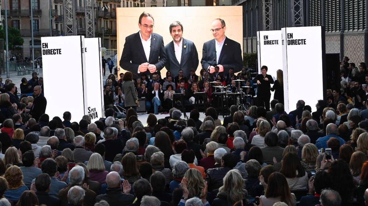 Rull, Sànchez y Turull participan desde la cárcel en el acto final de campaña de Junts per Catalunya de las elecciones generales celebradas en abril del año pasado. 
