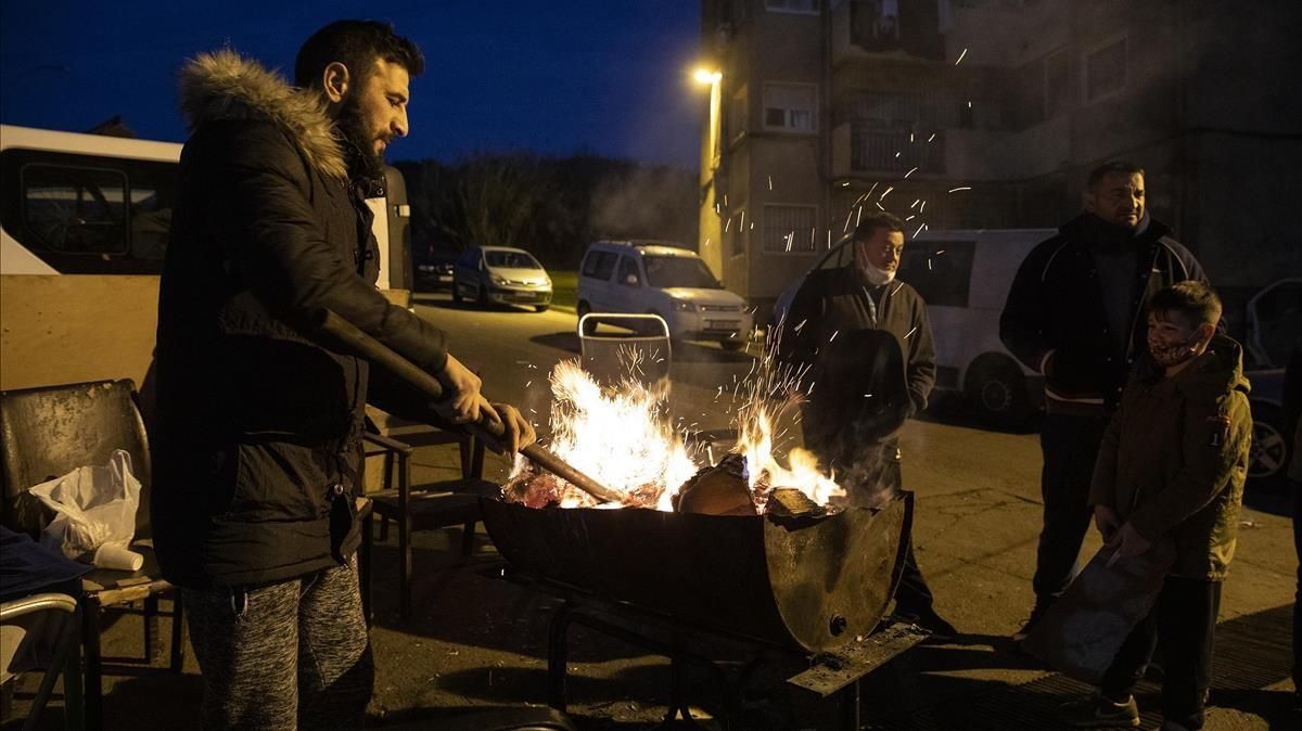 Un grupo de vecinos se calientan en un fuego en la calle porque en sus casas no hay electricidad para encender la calefacción. Un grupo de vecinos se calientan en un fuego en la calle porque en sus casas no hay electricidad para encender la calefacción.