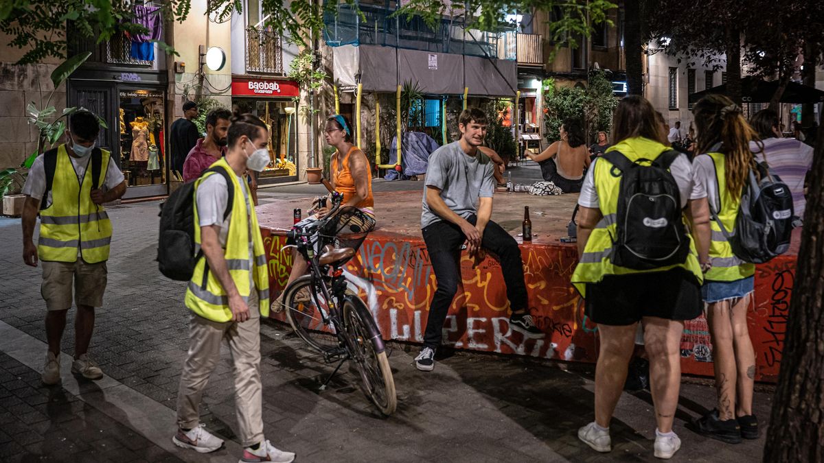 Los agentes cívicos recorren calles y plazas del centro de Barcelona, el pasado lunes. Los agentes cívicos recorren calles y plazas del centro de Barcelona, el pasado lunes.
