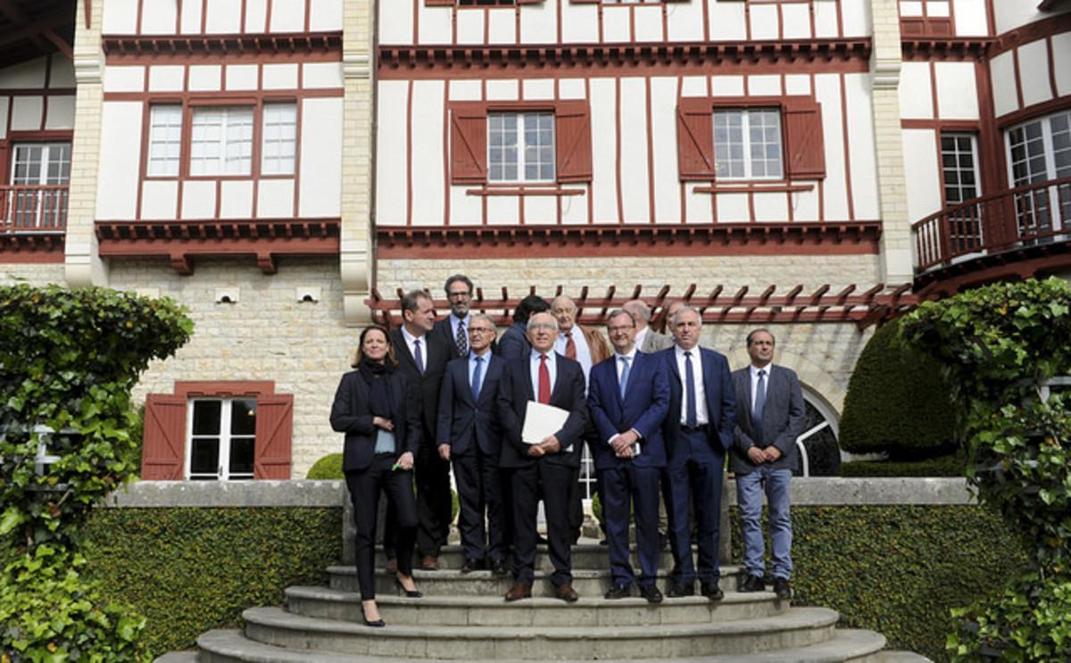 Asistentes al acto disolución de ETA en Cambo-Les-Bains, en la puerta del palacio de Arnaga.