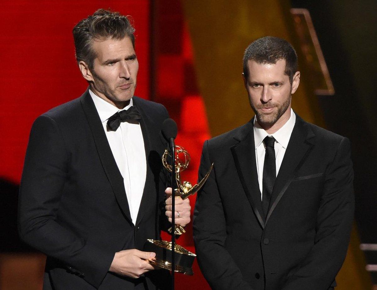 David Benioff y D.B Weiss recibiendo el premio por ’escritura sobresaliente’ para una serie dramática de Juego de Tronos en la 67a edición de los Emmy. David Benioff y D.B Weiss recibiendo el premio por ’escritura sobresaliente’ para una serie dramática de Juego de Tronos en la 67a edición de los Emmy.