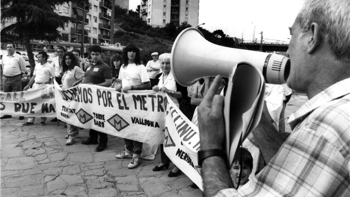 Manifestación vecinal reclamando el metro en Ciutat Meridiana, el 16 de mayo de 1990.