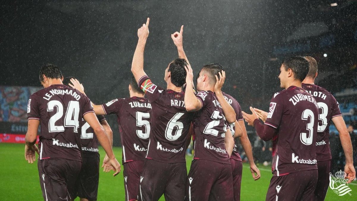 Los jugadores donostiarras celebran la victoria en Balaídos. Los jugadores donostiarras celebran la victoria en Balaídos.