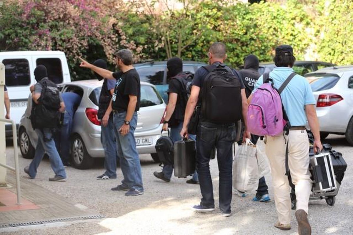 Agents de la Guàrdia Civil accedeixen al domicili de Jordi Sumarroca, aquest dijous. Agents de la Guàrdia Civil accedeixen al domicili de Jordi Sumarroca, aquest dijous.