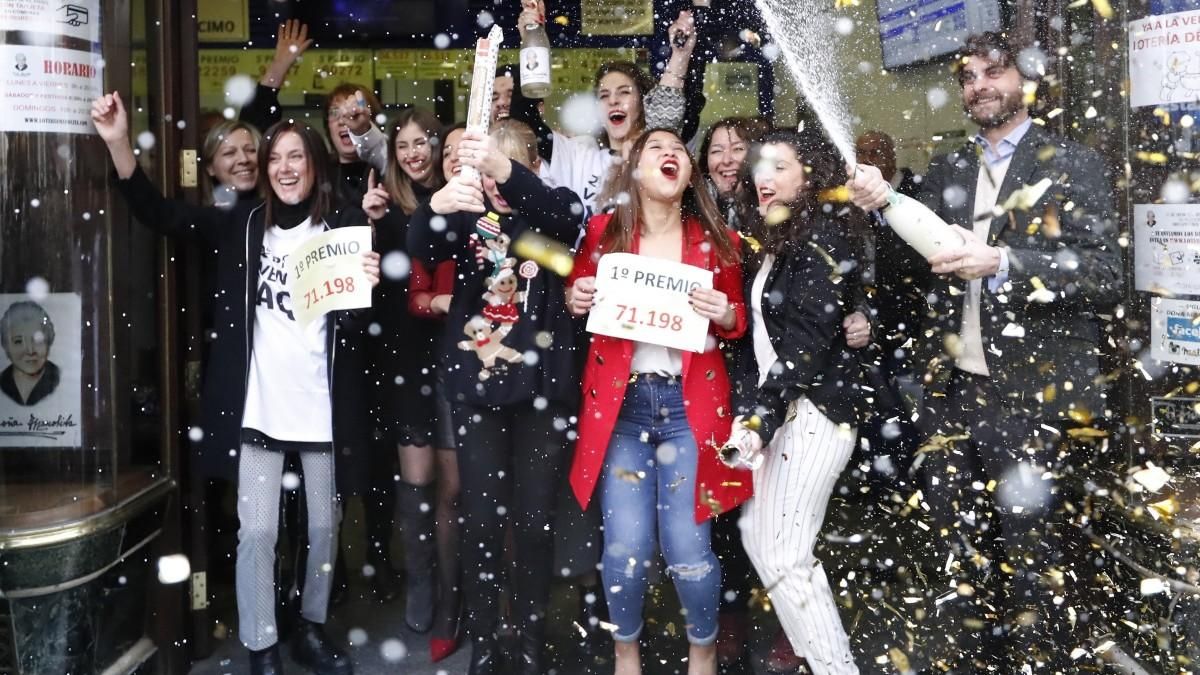 Personas celebrando el Gordo de Navidad. Personas celebrando el Gordo de Navidad.