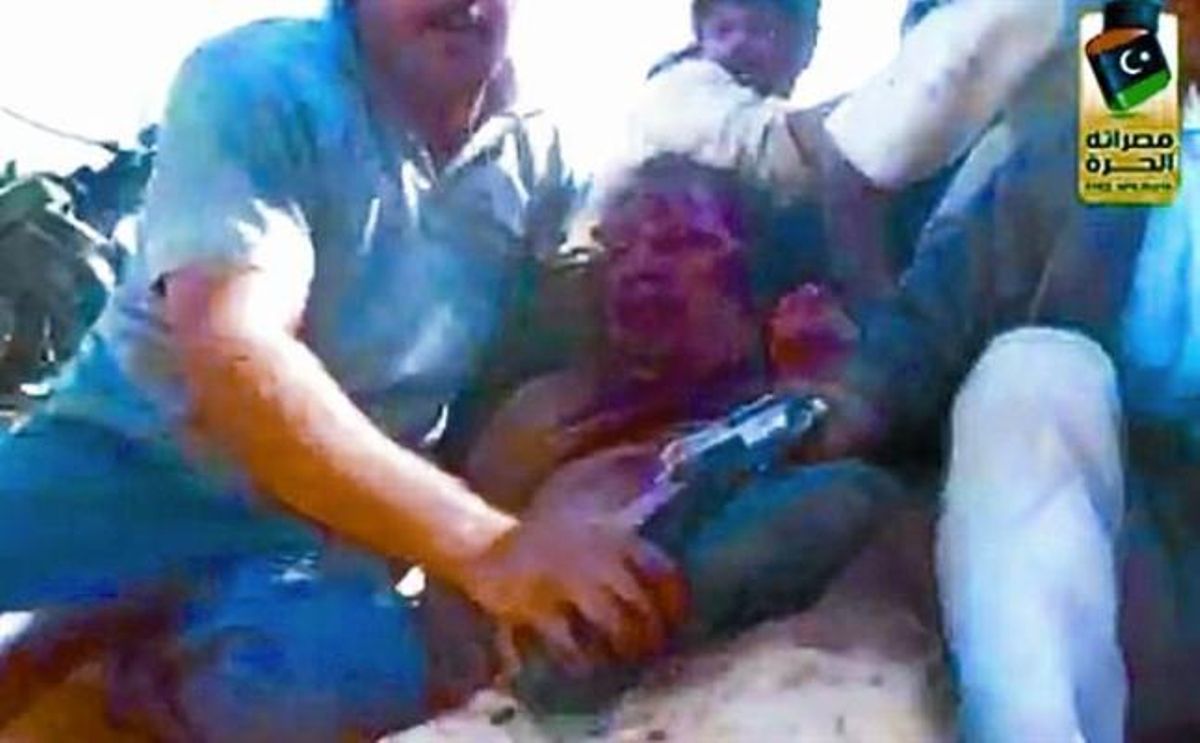 Imágenes de vídeo de Gadafi apresado por milicianos rebeldes en Sirte. Imágenes de vídeo de Gadafi apresado por milicianos rebeldes en Sirte.