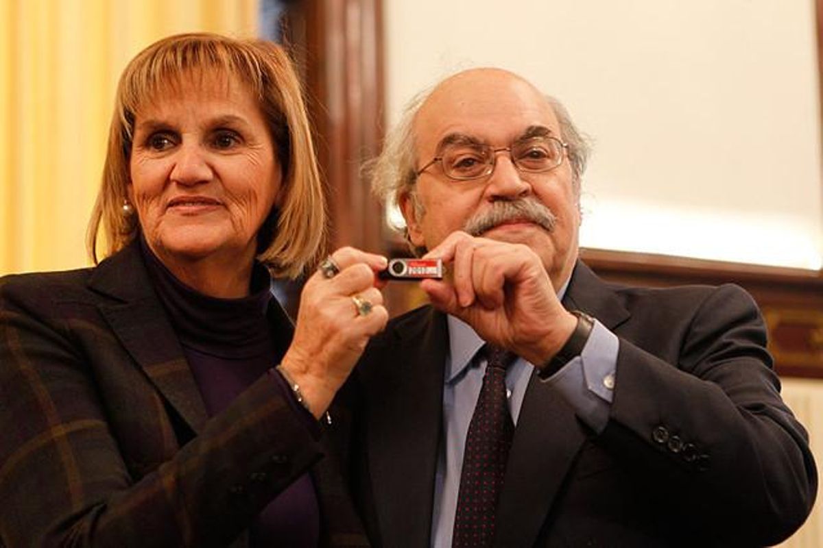 La presidenta del Parlament, Núria de Gispert, y el ’conseller’ de Economia, Andreu Mas-Colell, muestran el lápiz de memoria con los presupuestos de la Generalitat del 2012. La presidenta del Parlament, Núria de Gispert, y el ’conseller’ de Economia, Andreu Mas-Colell, muestran el lápiz de memoria con los presupuestos de la Generalitat del 2012.