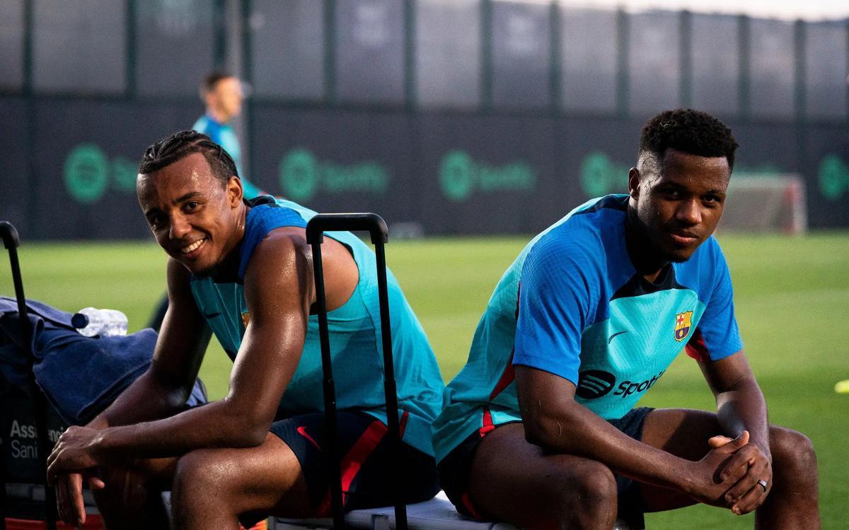 Koundé y Ansu Fati, tras el entrenamiento del Barça en la ciudad deportiva de Sant Joan Despí.