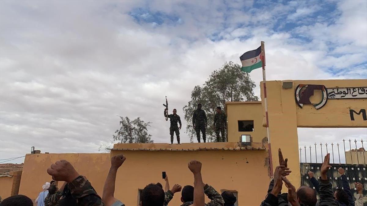  Simpatizantes del Frente Polisario en uno de los campos de refugiados saharauis en Rabuni, Argelia. 
