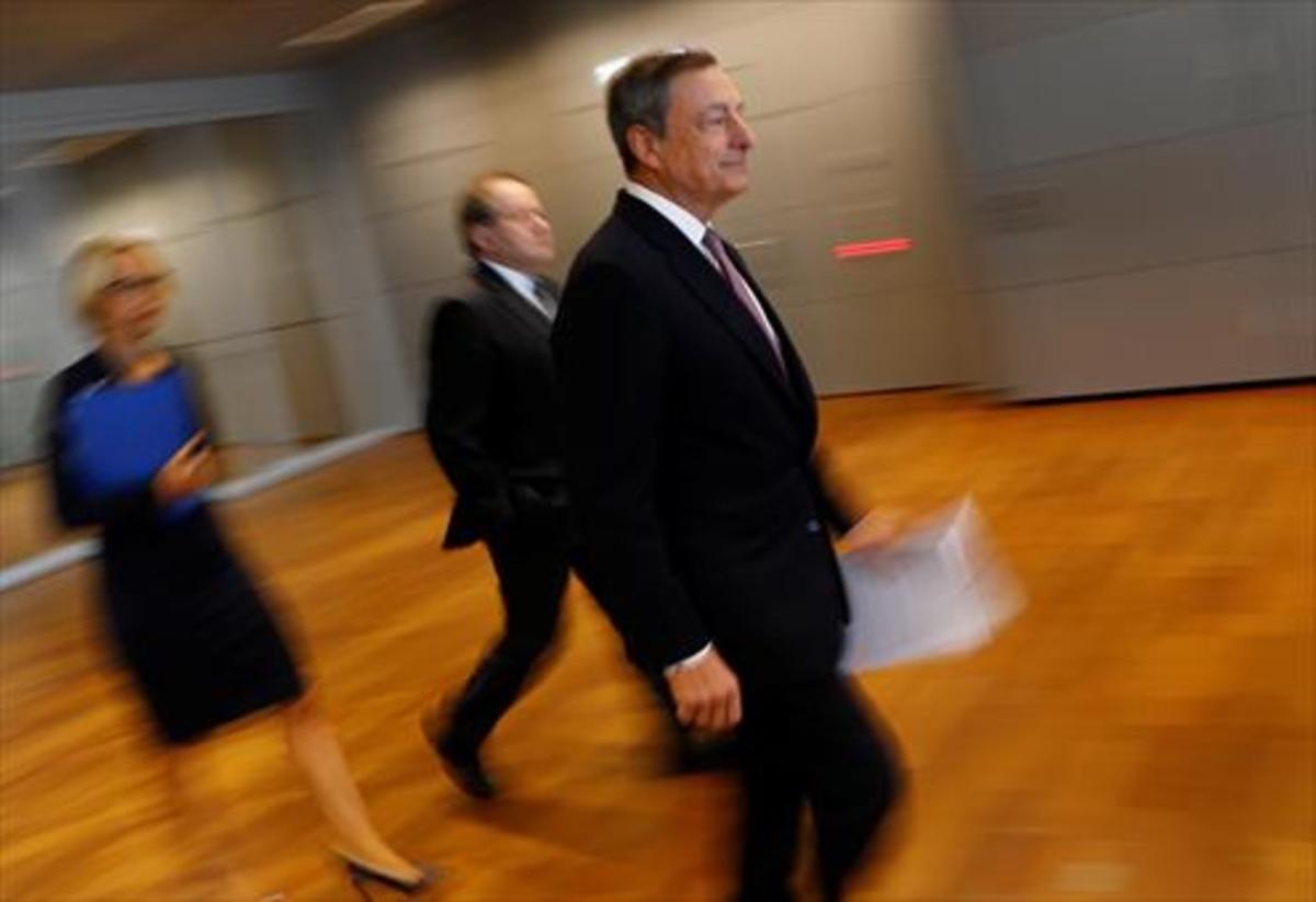 El presidente del BCE, Mario Draghi, llega a la rueda de prensa tras la reunión del consejo de gobierno.