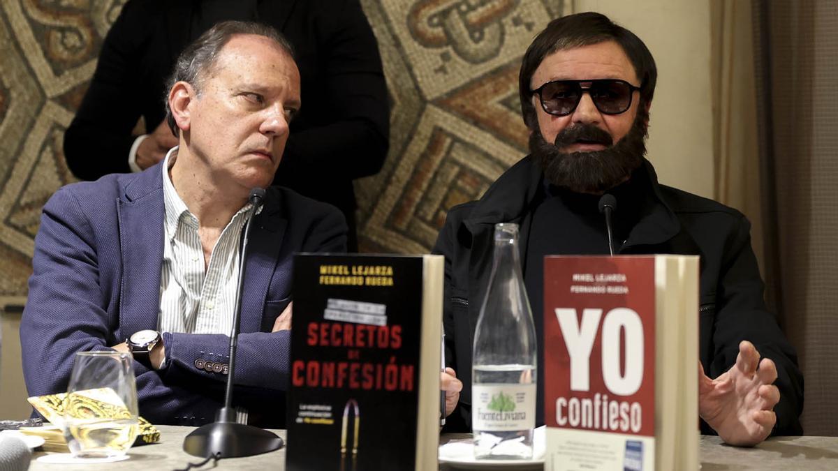 Fernando Rueda y Mikel Lejarza, ’El Lobo’, durante la presentación del libro ’Secretos de confesión’ en Madrid.