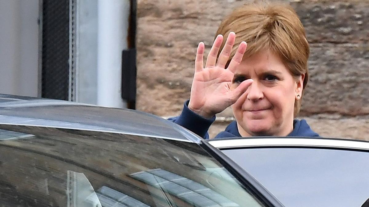 La pérdida de popularidad y las críticas internas llevan a Sturgeon a dimitir como ministra principal de Escocia