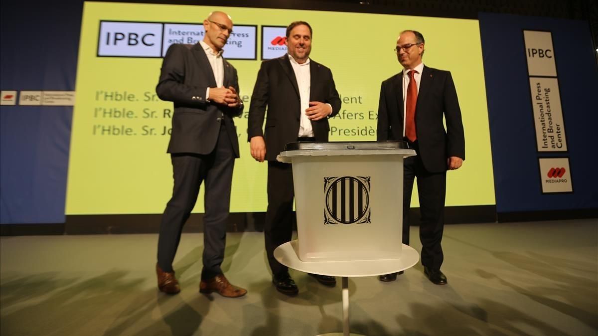 Turull, Junqueras y Romeva con una de las urnas del referéndum del 1-O. Turull, Junqueras y Romeva con una de las urnas del referéndum del 1-O.