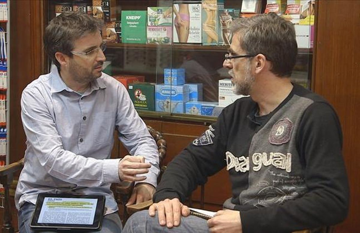 Jordi Évole, con el médico Enrique Gavilán, en el reportaje de este domingo de ’Salvados’. Jordi Évole, con el médico Enrique Gavilán, en el reportaje de este domingo de ’Salvados’.