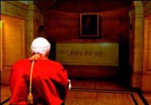 El papa Benedicto XVI reza ante la tumba de su antecesor Pío XII, en noviembre del 2005, en el Vaticano.