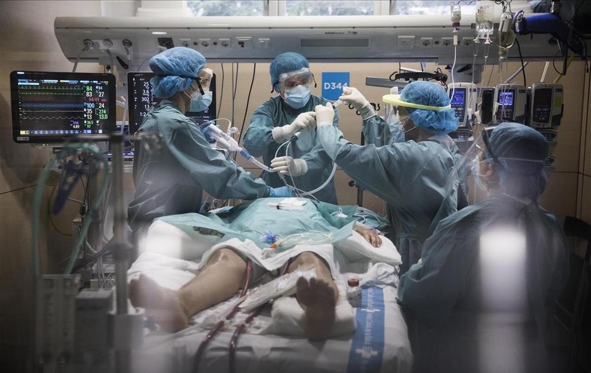 Unidad de cuidados intensivos del Hospital Vall d’Hebron, en Barcelona, el 21 de abril del 2020.
