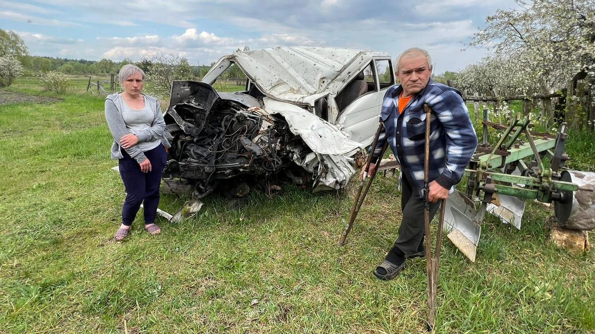 Lila Ogneva y su suegro Anatoli, ante la furgoneta donde murieron su marido y su hijo adolescente 