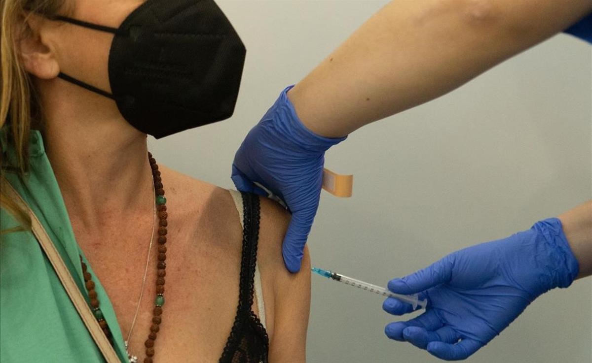 Una enfermera vacuna a una mujer en el centro de vacunación de la Fira de Barcelona.