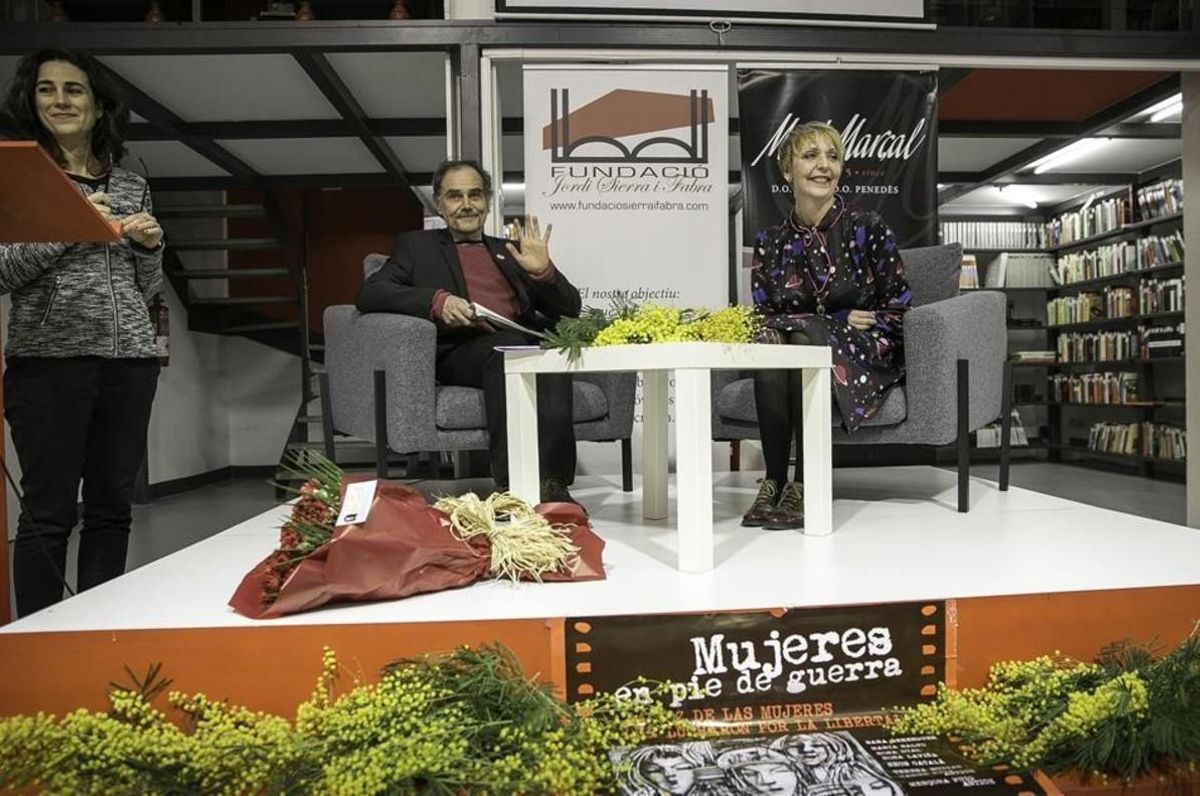 Javier Pérez Andújar y Susana Koska, durante la presentación de ’Mujeres en pie de guerra’. Junto al atril, Yolanda Cespedosa, la editora del libro. Javier Pérez Andújar y Susana Koska, durante la presentación de ’Mujeres en pie de guerra’. Junto al atril, Yolanda Cespedosa, la editora del libro.