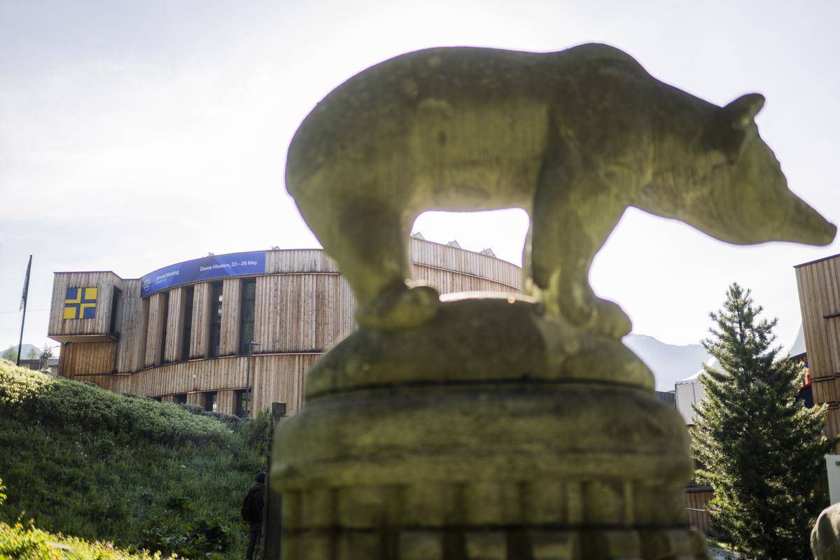 Imagen de la emblemática escultura del oso que identifica el centro de convenciones de Davos.