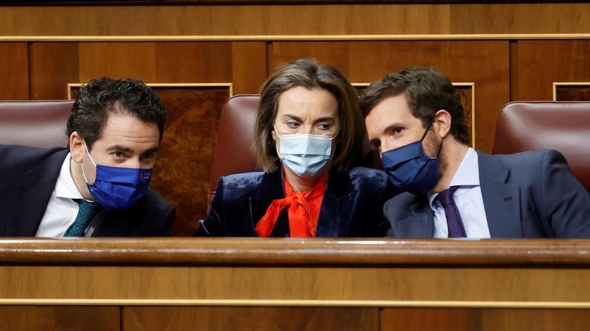 El lider del PP Pablo Casado conversa con su portavoz parlamentaria Cuca Gamarra y el secretario general del partido Teodoro Garcia Egea durante la sesion de control al Gobierno este miercoles en el Congreso de los Diputados El lider del PP Pablo Casado conversa con su portavoz parlamentaria Cuca Gamarra y el secretario general del partido Teodoro Garcia Egea durante la sesion de control al Gobierno este miercoles en el Congreso de los Diputados