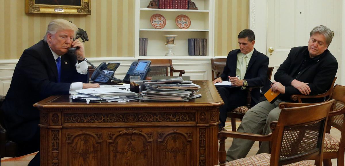 Trump, Flynn y Bannon, reunidos en el Despacho Oval de la Casa Blanca.