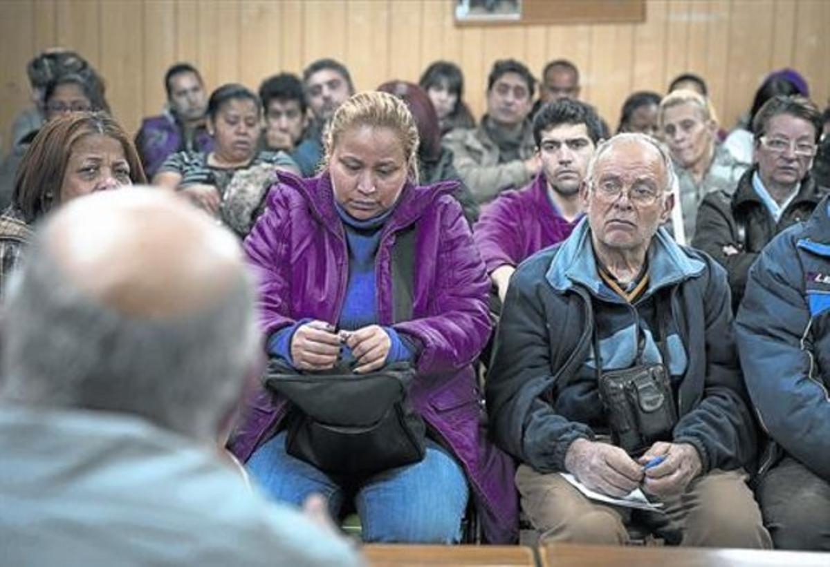 Vecinos de Ciutat Meridiana, el pasado jueves, en la asamblea semanal que se celebra por la tarde en el local de la asociación de vecinos. Vecinos de Ciutat Meridiana, el pasado jueves, en la asamblea semanal que se celebra por la tarde en el local de la asociación de vecinos.
