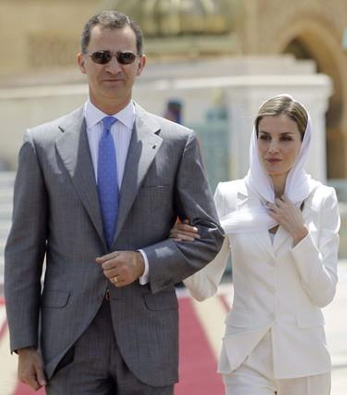Felipe VI y Letizia, a su llegada al Mausoleo de Mohamed VI en Rabat, este martes. Felipe VI y Letizia, a su llegada al Mausoleo de Mohamed VI en Rabat, este martes.