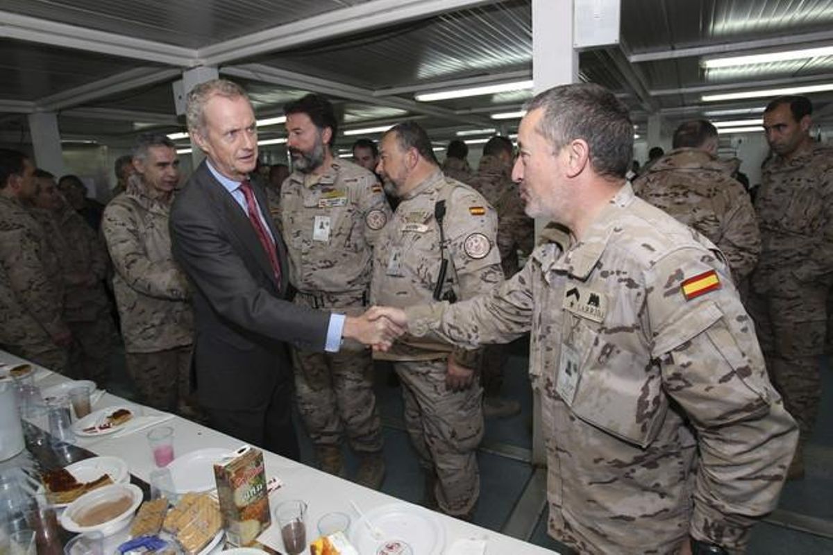 El ministro de Defensa, Pedro Morenés, saluda a soldados de la base de Herat, en Afganistán. El ministro de Defensa, Pedro Morenés, saluda a soldados de la base de Herat, en Afganistán.