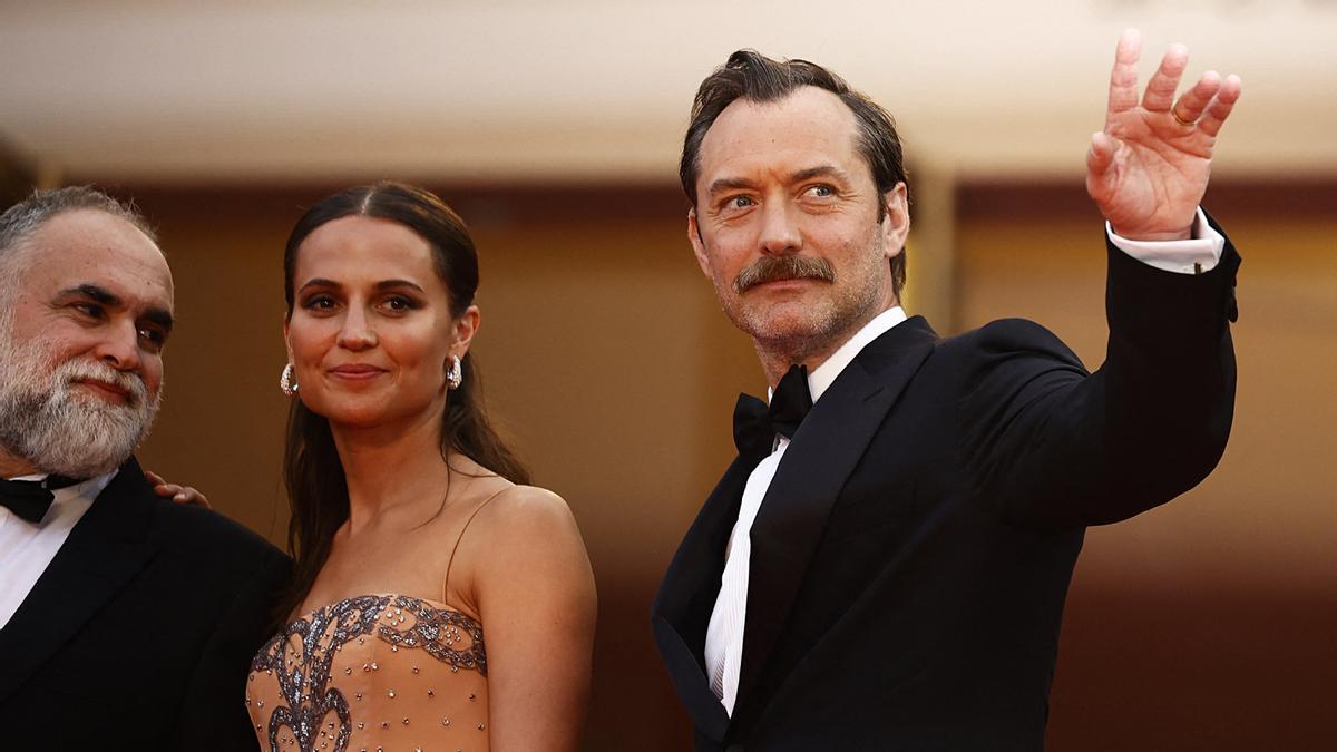 El director brasileño Karim Aïnouz, Alicia Vikander y Jude Law, en el estreno de ’Firebrand’ en Cannes. El director brasileño Karim Aïnouz, Alicia Vikander y Jude Law, en el estreno de ’Firebrand’ en Cannes.
