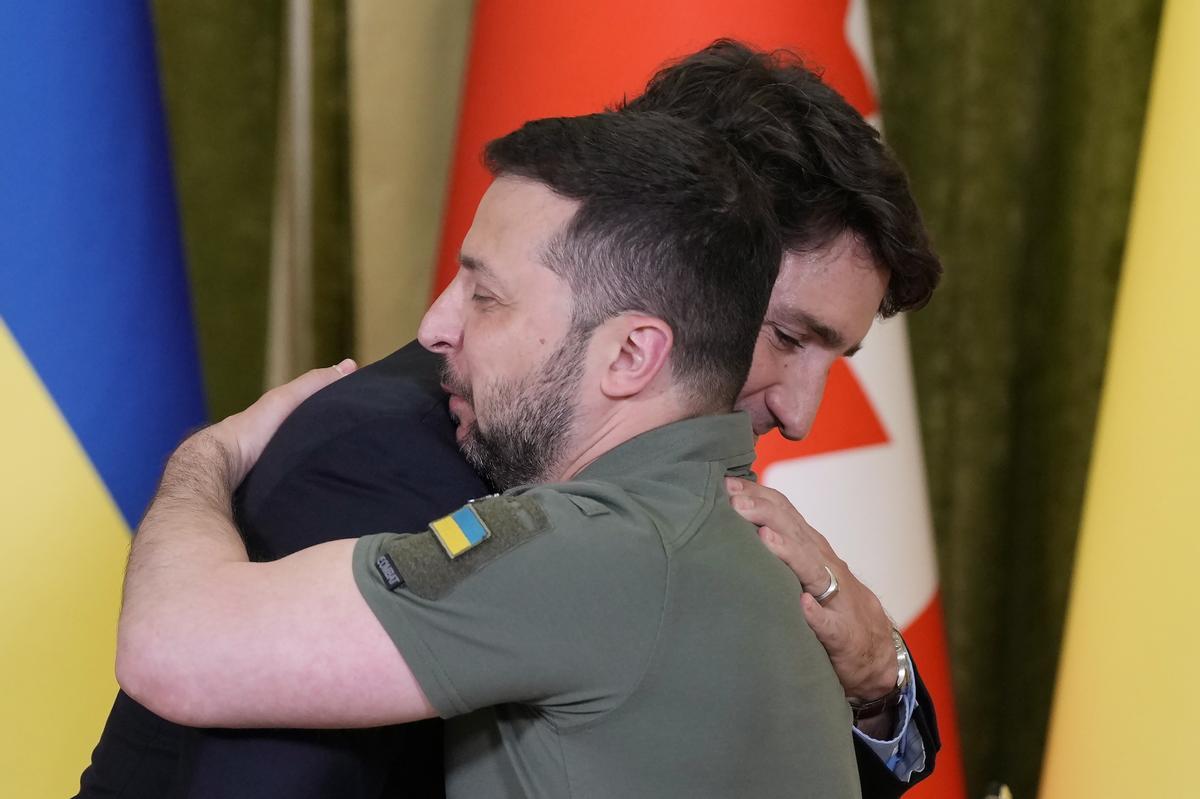 El presidente ucraniano, Volodímir Zelenski, y el primer ministro canadiense, Justin Trudeau, se abrazan durante la visita de este último a Kiev. 