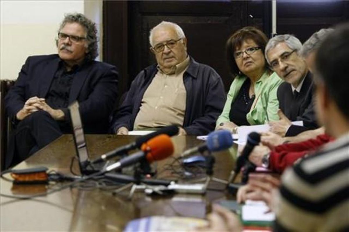 Joan Tardà (ERC) y Gaspar Llamazares (IU), junto a familiares de víctimas del franquismo, el martes en Madrid. Joan Tardà (ERC) y Gaspar Llamazares (IU), junto a familiares de víctimas del franquismo, el martes en Madrid.
