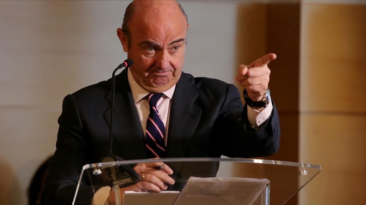 Luis de Guindos durante su comparecencia ante los medios de este miércoles. Luis de Guindos durante su comparecencia ante los medios de este miércoles.