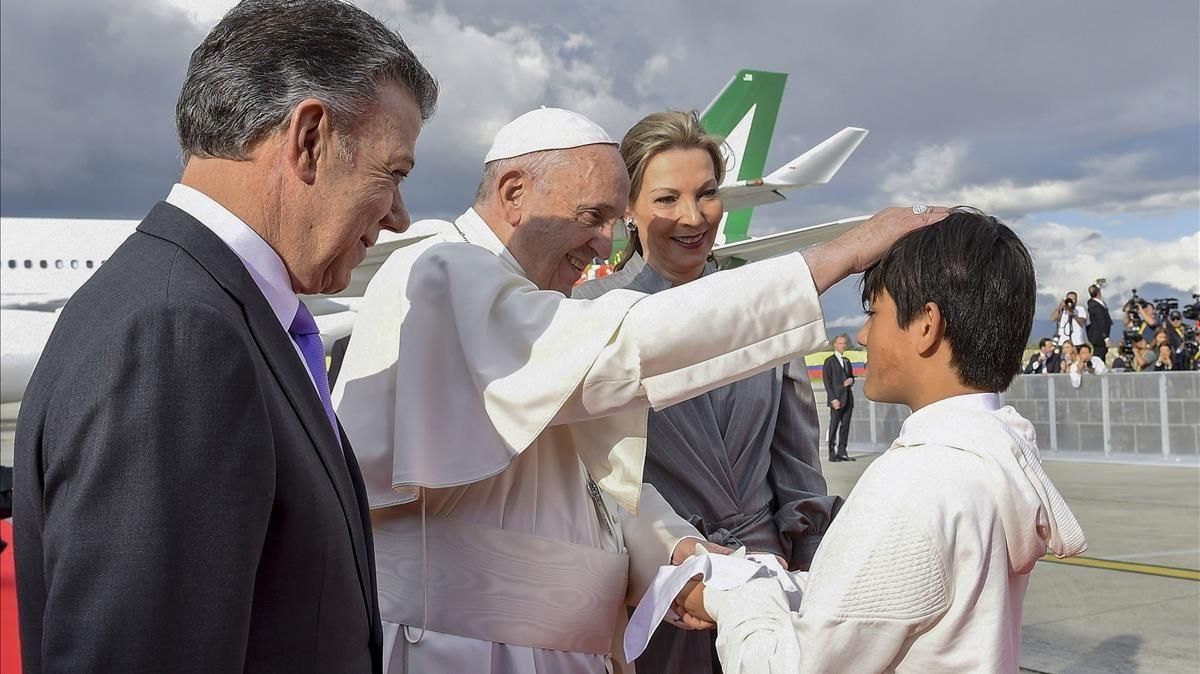 Emmanuel, hijo de la congresista Clara Rojas, le entregó al Papa la paloma de la paz. Emmanuel, hijo de la congresista Clara Rojas, le entregó al Papa la paloma de la paz.