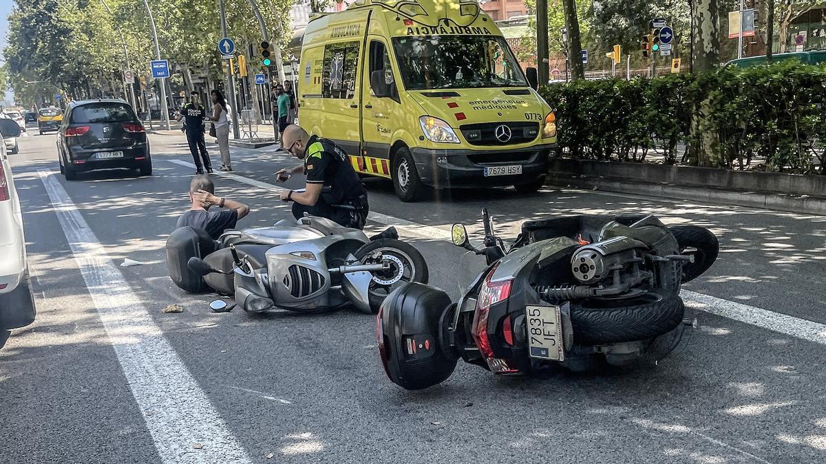 Accidente con dos motos y un coche implicados, el pasado julio, en Gran Via con Roger de Flor