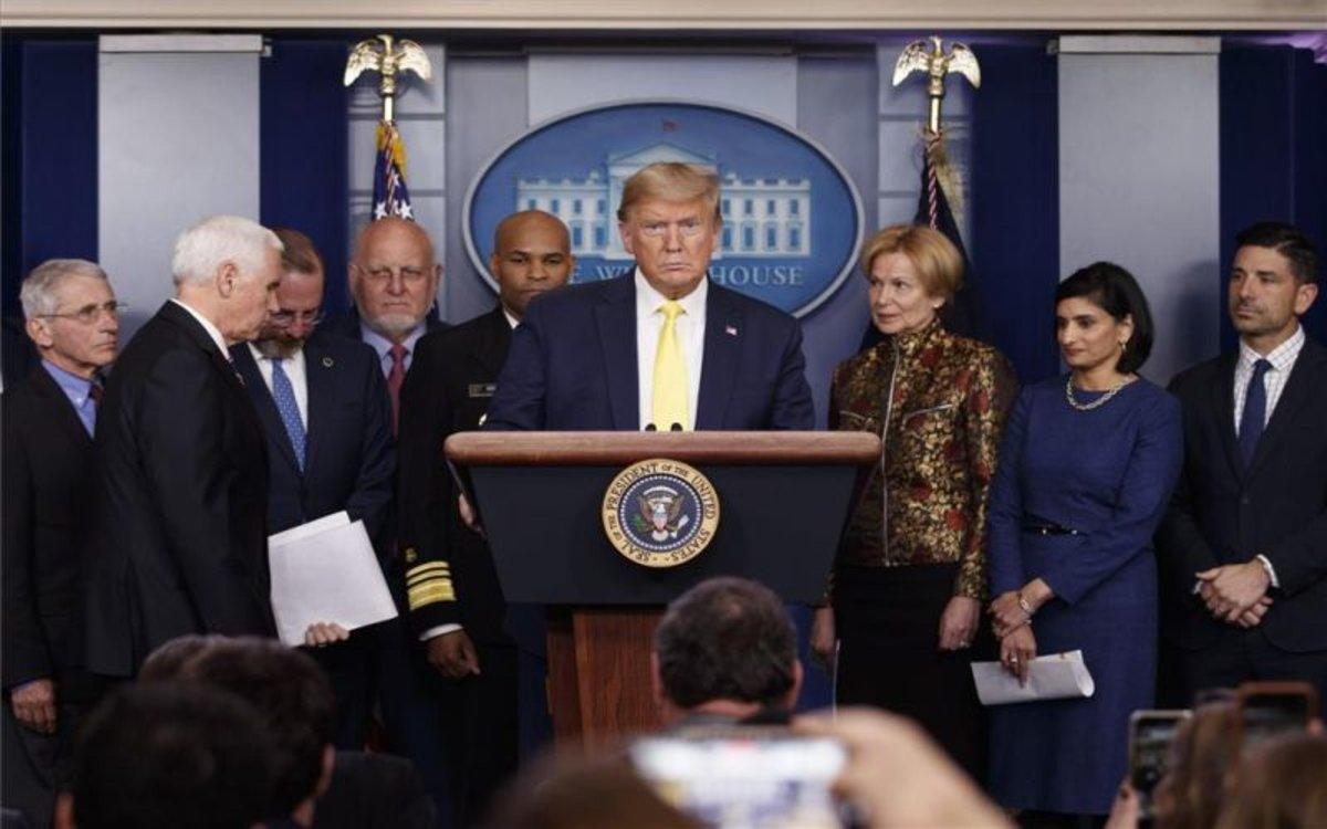 Donald Trump y el equipo responsable de combatir el coronavirus.