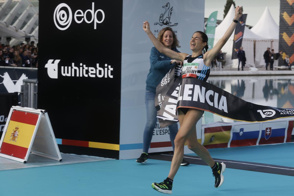 Marta Galimany expresa su alegría al batir el récord de España de maratón, vigente desde hacía 27 años.