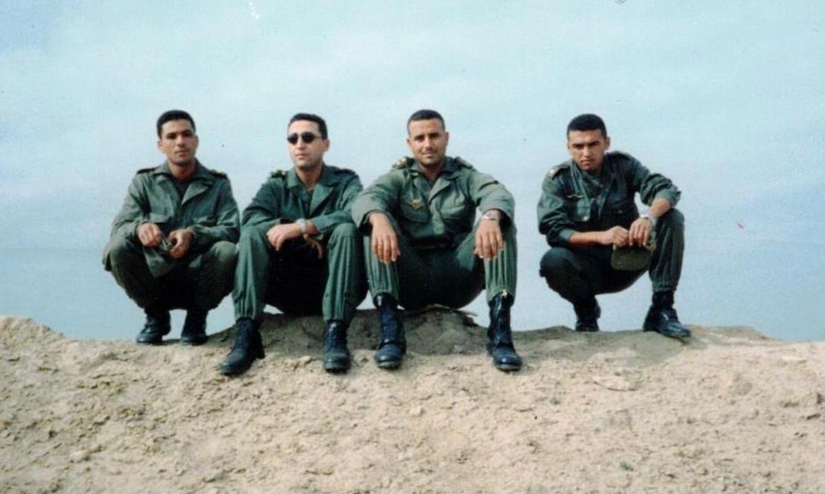 El teniente Abdel Issou, segundo por la izquierda, con unos compañeros en el muro del Sáhara.