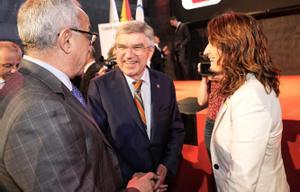 Alejandro Blanco, Thomas Bach y Laura Vilagrà, en la sede del COE.