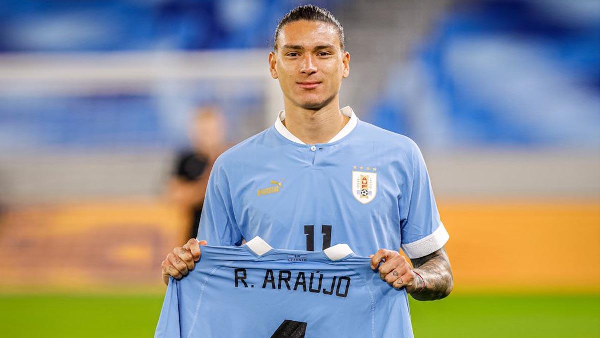 Darwin Núñez posa con la camiseta de Araujo tras la grave lesión muscular de este con Uruguay.