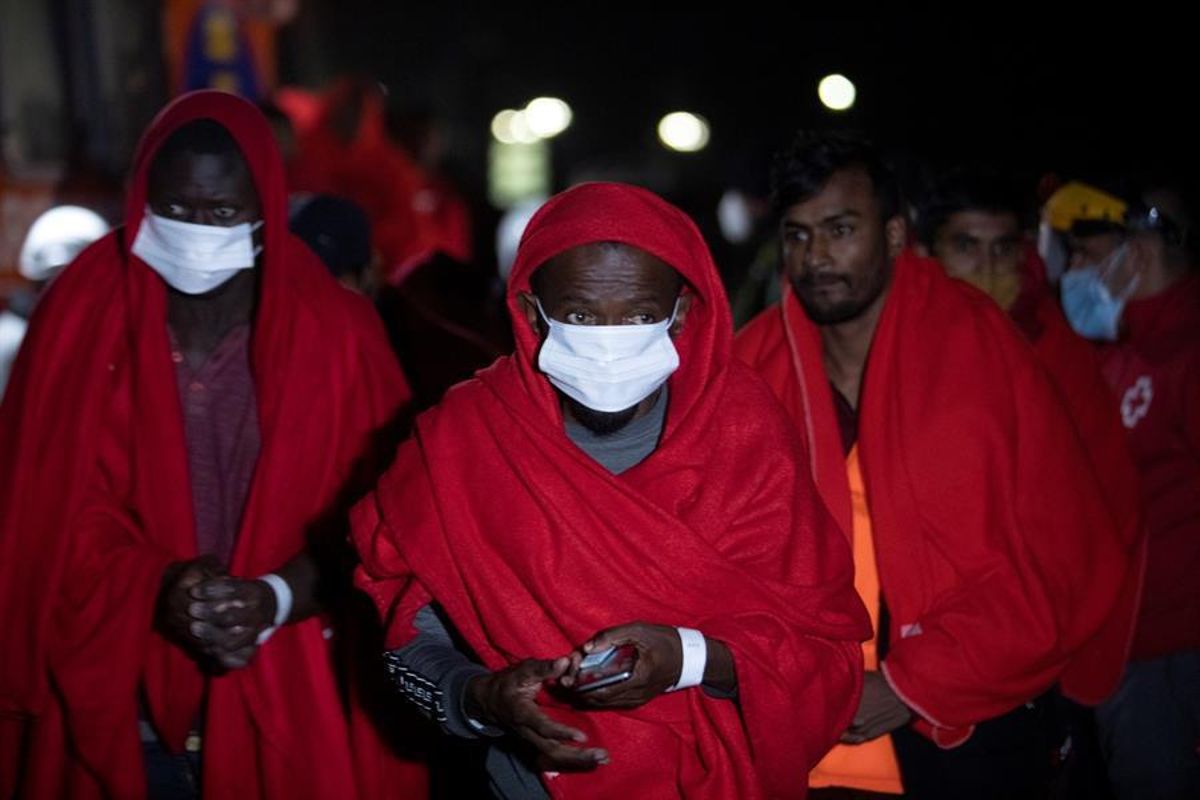 Algunas de las personas rescatadas, a su llegada al puerto de Motril. Algunas de las personas rescatadas, a su llegada al puerto de Motril.