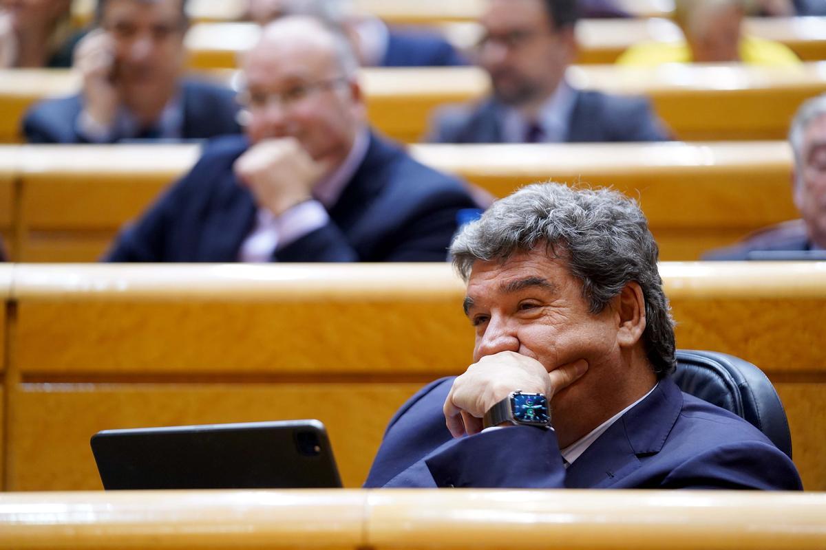 José Luis Escrivá durante el pleno Presupuestos 2023 en el Senado.